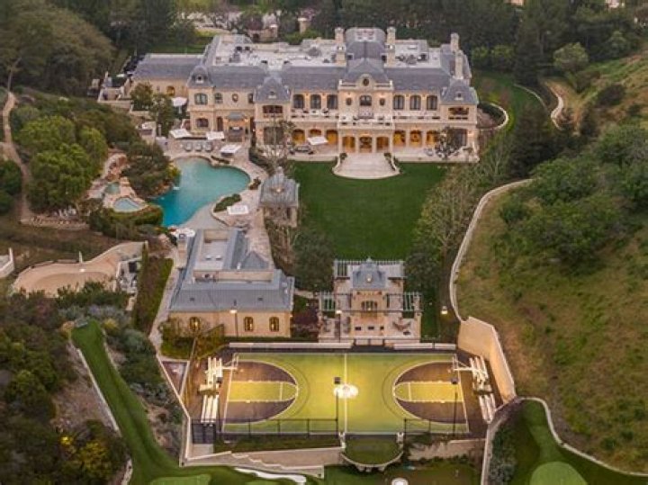 Drake Reportedly Just Paid $70 MILLION For Robbie Williams' 20-Acre Beverly Hills Estate