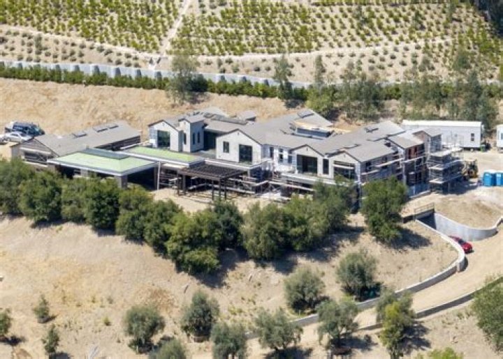 Former Billionaire Kylie Jenner Has Spent More Than $130 Million On Real Estate And A Private Jet In The Past Year
