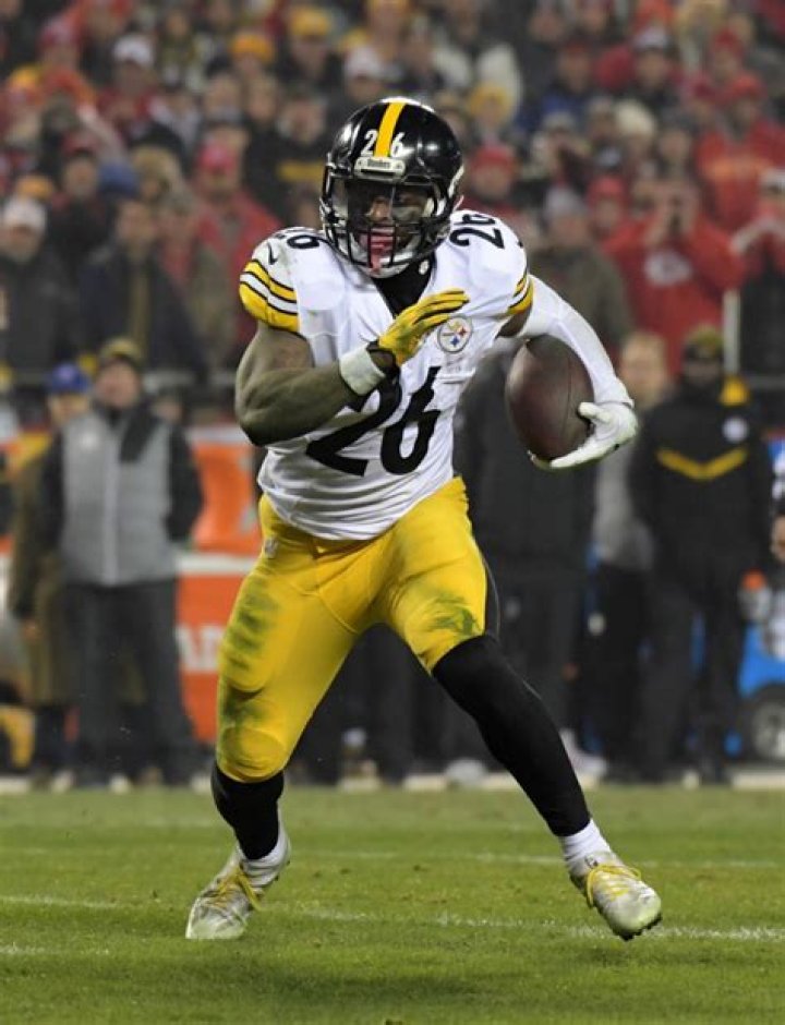 Le'Veon Bell Missed His Deadline To Report To The Steelers, Officially Forfeiting $14.5 Million
