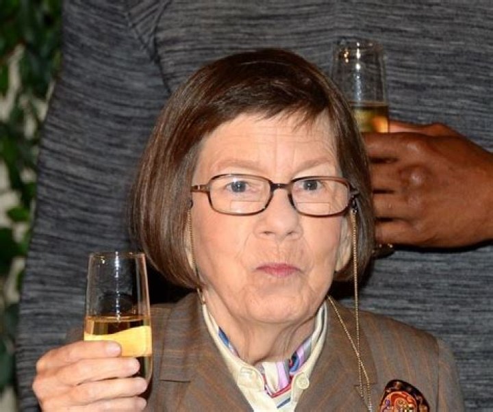 Linda Hunt Net Worth | Celebrity Net Worth
