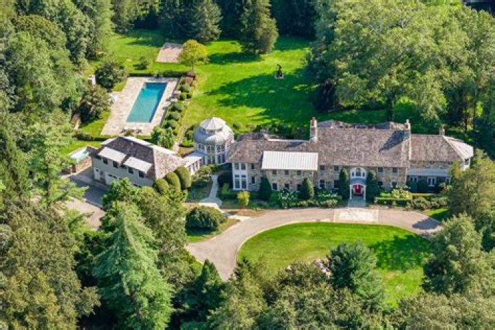Mary Tyler Moore's Estate Seeks $22 Million For Connecticut Estate