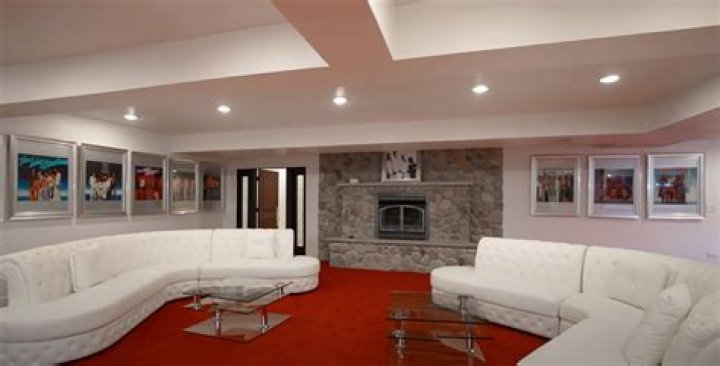 R. Kelly's 20,000 Square Foot "Chocolate Factory" Mansion - Which He Lost To Foreclosure In 2013 - Was Just Listed