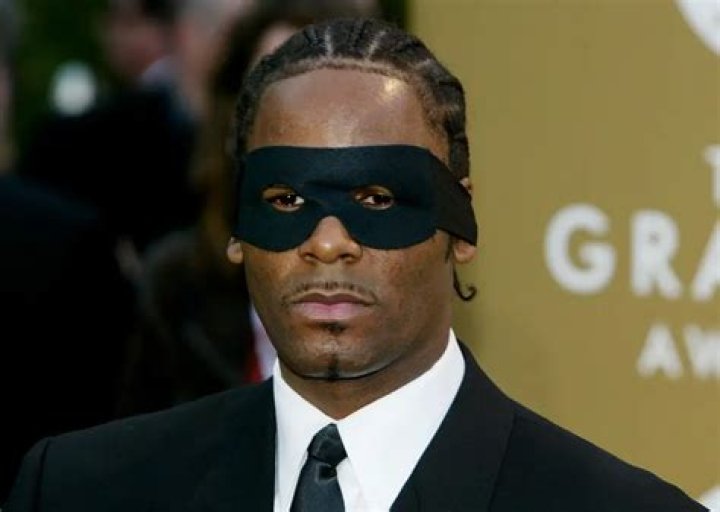 R. Kelly Claims He's Broke On Crazy New 19-Minute Song