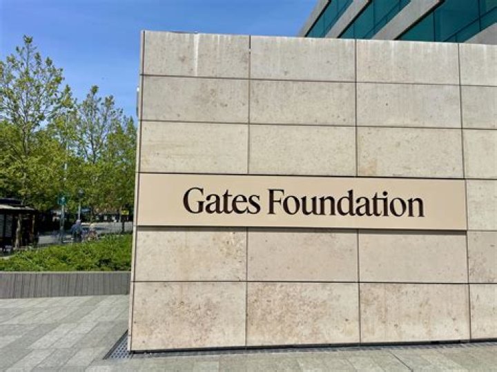 The Bill And Melinda Gates Foundation Sold ALL Of Its $1.4 Billion Stake In Apple, Twitter, & Amazon Before Announcing Divorce